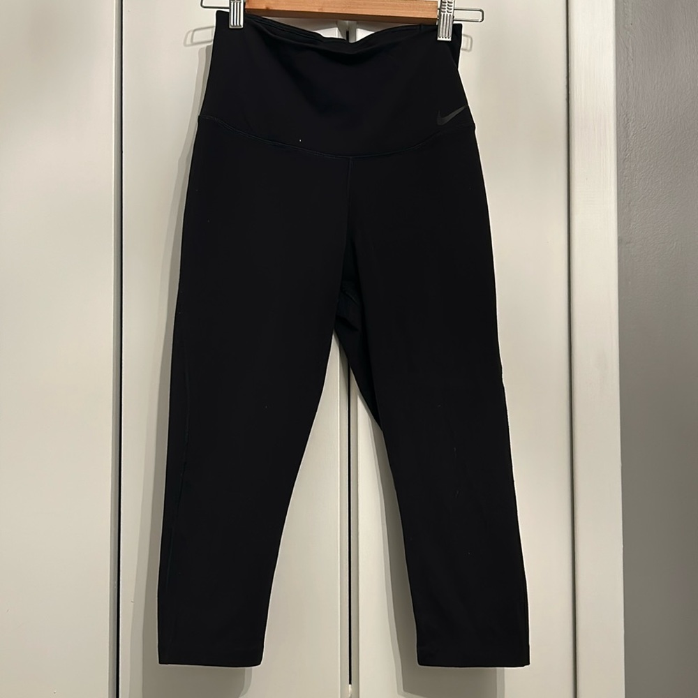 Nike cropped performance leggings. Size Medium
